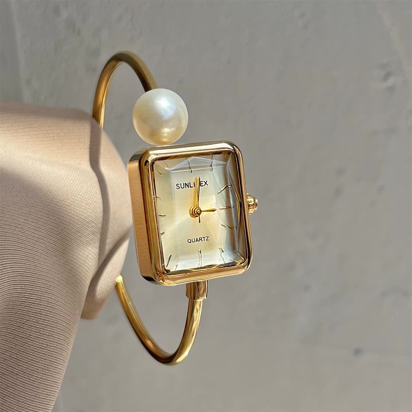 Reloj Cuadrado SUNLIFEX Rígido Cara Dorada
