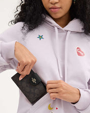 Coach Mila Small Flap Wallet – Signature Canvas Negra