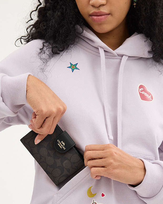 Coach Mila Small Flap Wallet – Signature Canvas Negra