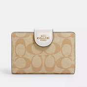 Coach Mila Small Flap Wallet Signature Canvas En Beige y Blanco